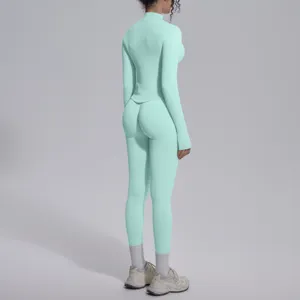 Dettaglio della vista posteriore del top da yoga verde menta e leggings fitness senza cuciture.