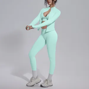 Dettaglio set sportivo 3 pezzi verde menta, tessuto elasticizzato traspirante per yoga e fitness.