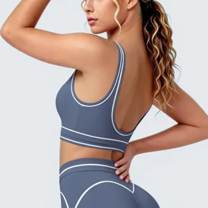 Gedetailleerd overzicht sport-bh met contrastende bies en yoga leggings, fitness.