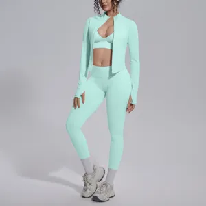 Set sportivo verde menta senza cuciture, giacca con zip maniche lunghe e leggings a vita alta.