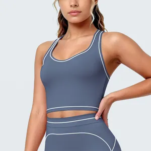Blauwe sportbeha en bijpassende legging set met contrasterende biesjes, ademend detail.