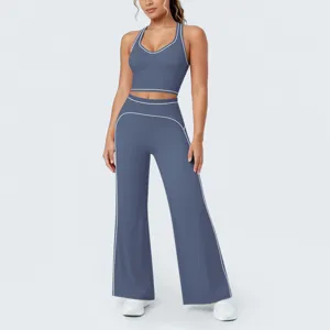 Ensemble de yoga de sport en deux pièces avec liserés contrastés, haut court et pantalon.