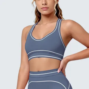 Gedetailleerd overzicht van blauwe sport-bh met witte bies, ademende fitnesskleding.