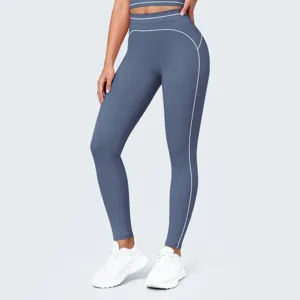 Detalle de pantalón de yoga de talle alto, ribete en contraste, ropa deportiva transpirable.