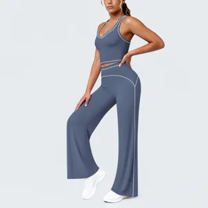 Détail d'ensemble de yoga sportif bleu gris avec passepoils contrastés et pantalon.