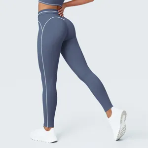 Detalle de pantalones de yoga de talle alto, diseño de ribete en contraste, tela transpirable.