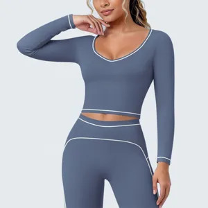 Gedetailleerd uitzicht op dames sport crop top met lange mouwen en legging in blauw met wit.