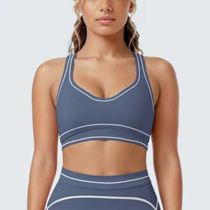 Close-up detail van de blauwgrijze sport-bh met contrasterende bies en legging.