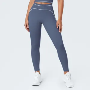 Vista detallada de leggings de yoga de talle alto con ribete de contraste y tela transpirable.