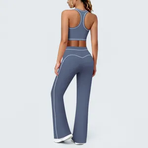 Vue de détail du soutien-gorge de sport dos nageur et du pantalon de yoga évasé.