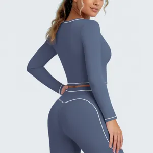 Gedetailleerd overzicht van de lange mouwen sport crop top en leggings set met witte bies.