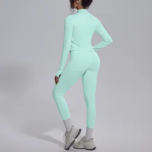 Dettaglio set abbigliamento sportivo senza cuciture, fitness yoga elastico traspirante.
