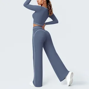 Detailansicht des staubblauen gerauten Langarm Crop Tops und Schlag Yoga Hosen Sets.