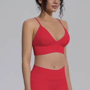 Seamless solid color breathable high-elasticity sports fitness yoga bra and leggings set.