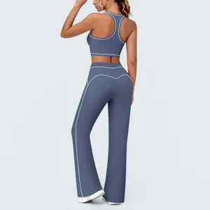 Gros plan détaillé du haut de sport à passepoil contrasté et du pantalon de yoga évasé.