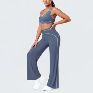 Completo yoga blu a contrasto reggiseno sportivo e pantaloni a zampa per fitness.