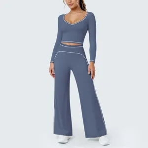 Details des weichen, angerauten Langarm-Crop-Tops und der Yoga-Hose in elegantm Grau-Blau.