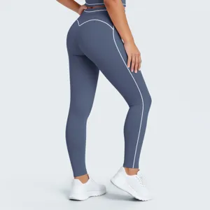 Vista detallada de leggings de yoga de talle alto con ribetes en contraste, ajuste ceñido.