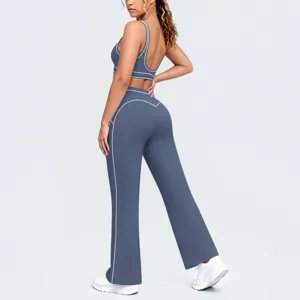 Vista di dettaglio del completo sportivo blu con profili a contrasto, reggiseno e pantaloni.