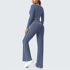 Detailansicht des angerauten langärmeligen Crop-Tops und der Schlag-Yogahose mit Paspelierung.
