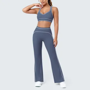 Set yoga abbigliamento sportivo donna con reggiseno sportivo e pantaloni a zampa.
