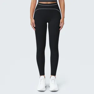 Pantalón de yoga negro de talle alto con costuras blancas de contraste, transpirable.