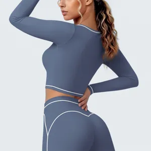 Detailansicht des blauen Sport-Langarmtops mit Kontrastpaspelierung für Fitness.