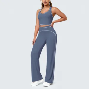 Vue détail ensemble yoga bleu femme, haut court sport passepoil contrasté pantalon.