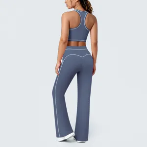 Ensemble de fitness avec soutien-gorge de sport dos nageur et pantalons de yoga évasé