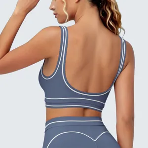 Gedetailleerde close-up van de ademende U-rug sportbeha met contrasterende bies voor fitness.