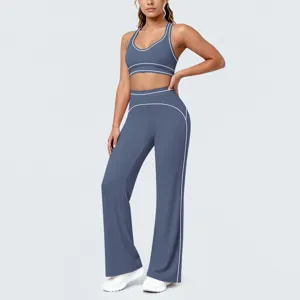 Vista dettagliata del set sportivo blu con reggiseno e pantaloni svasati, profili bianchi.