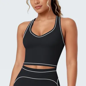 Detail sport-bh met contrasterende bies, ademende fitness crop top met racerback design.