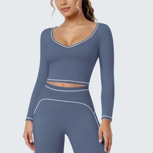 Blaues langärmliges Sport-Crop-Top-Set mit weißem Kontrastkeder für Fitness und Yoga.
