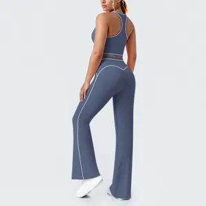 Vue rapprochée de l'ensemble de sport gris-bleu avec des liserés blancs et un pantalon évasé.