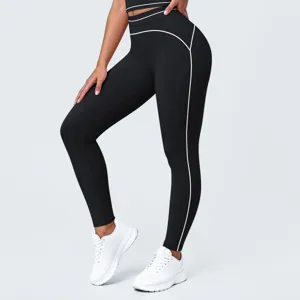 Primer plano de pantalones de yoga negros de cintura alta para mujer con ribetes blancos.