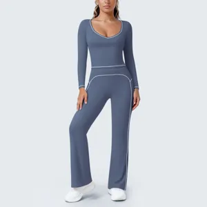 Detailansicht des grauen Damen Yoga Oberteils mit langen Ärmeln und Schlaghosen Kontrast.