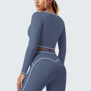 Detail von Langarm-Crop-Top und High-Waist-Leggings, atmungsaktives Sportbekleidungsset für Yoga.