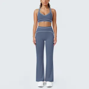 Vista dettagliata del set yoga da donna, con profili a contrasto e tessuto elastico.