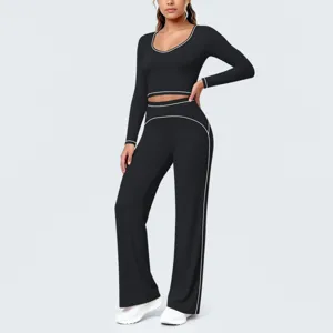 Schwarzes Langarm-Crop-Top mit Schlaghosen Activewear-Set Detailansicht für Fitness und Sport.