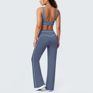 Vista dettagliata di un set da yoga blu a contrasto con reggiseno sportivo e pantaloni a zampa.