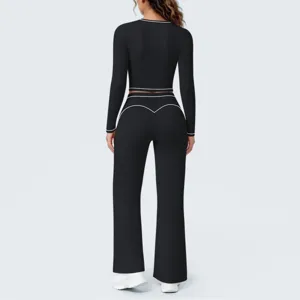 Details der Rückansicht des schwarzen Langarm-Crop-Tops und eleganten Schlag-Yogahosen-Sets.