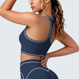 Gedetailleerd overzicht van damessportkleding met sport-bh en yoga-legging metbies.