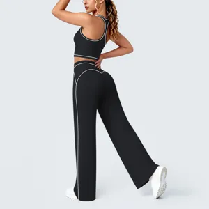 Détail de l'ensemble de yoga évasé à lignes contrastées, tenue de sport fitness confortable.