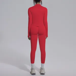 Vista dettaglio retro set yoga sportivo tinta unita senza cuciture, top elastico e leggings.