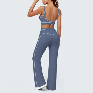 Set yoga sportivo a contrasto di colore, pantaloni a zampa a vita alta e top fitness.