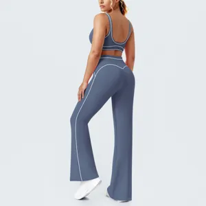 Vista dettagliata del set yoga blu a contrasto, pantaloni a zampa a vita alta e crop top.