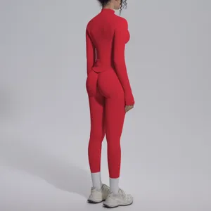 Set yoga fitness rosso senza cuciture a manica lunga da donna, abbigliamento sportivo elastico.