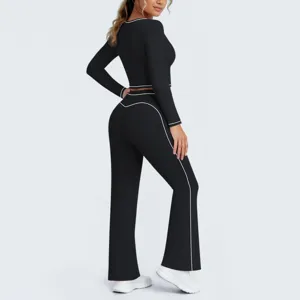 Detailansicht des schwarzen Langarm-Crop-Tops und Schlaghosen-Yogasets für den Sport.