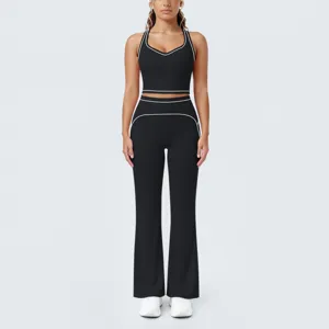 Ensemble sport crop top racerback lignes contrastées et pantalon yoga évasé femme détail.