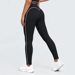 Vista detallada de leggings de yoga negros de tiza alta con ribete blanco y tela suave.